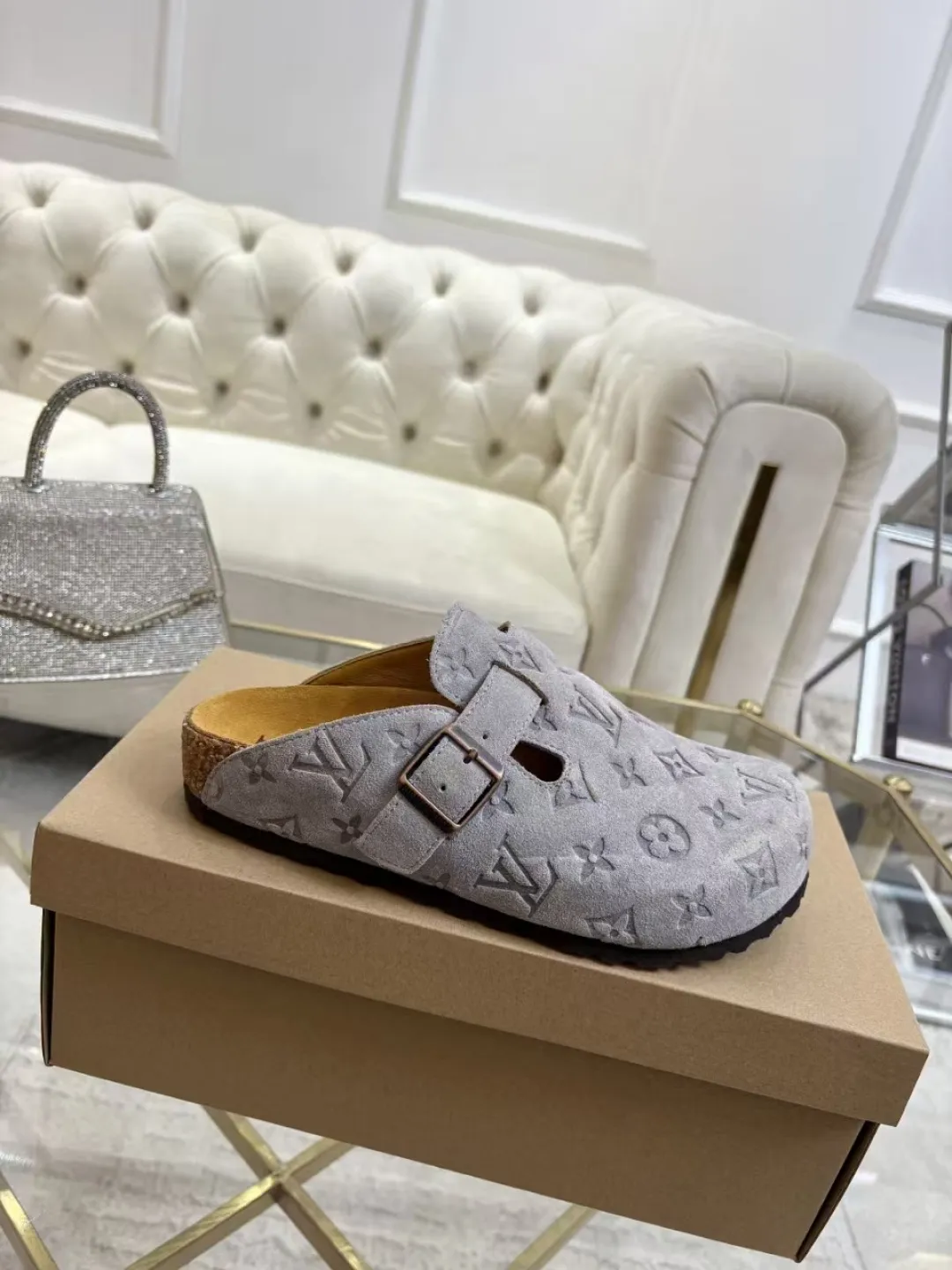Women's p560 Men's p580 ✨ LV couple's toe-cap slippers | Full of high-end feel, you can walk with wind! ✨ This pair of LV classic toe-cap slippers is simply a "walking grass-planting machine"! Original three-dimensional embossed cowhide + cowhide fabric, the texture is high-end at first glance, and you will become a rich daughter/son in seconds ~💅 🌟 Why must you join TA? ✔️ Original embossed cowhide - clear texture but not cheap, classic presbyopia yyds ✔️ Belt buckle + metal logo - ecstatic control of details, exquisite to the heel! ✔️ Sheepskin lining + cushioned footbed - it feels like stepping on clouds ☁️, and you won’t feel tired when you go shopping~ ✔️ Non-slip rubber sole - walking is as stable as a mountain, and you are not afraid of slipping on rainy days!  👫 The best outfit for couples: Whether it’s shorts, T-shirts👕 or long skirts and suits👗, pairing these shoes with each other will immediately create a lazy and high-end atmosphere! Everyday outings/vacations, no matter what you shoot, it will look like a blockbuster📸🔥 The texture and foot feel that only the higher version can have, it is not a hit or a hit! Heartbeat is not as good as action. True love is true when both pairs are in pairs~💖 #LVcoupleslippers #高色综合 #好看不狠的 Feet #couples’ must-have